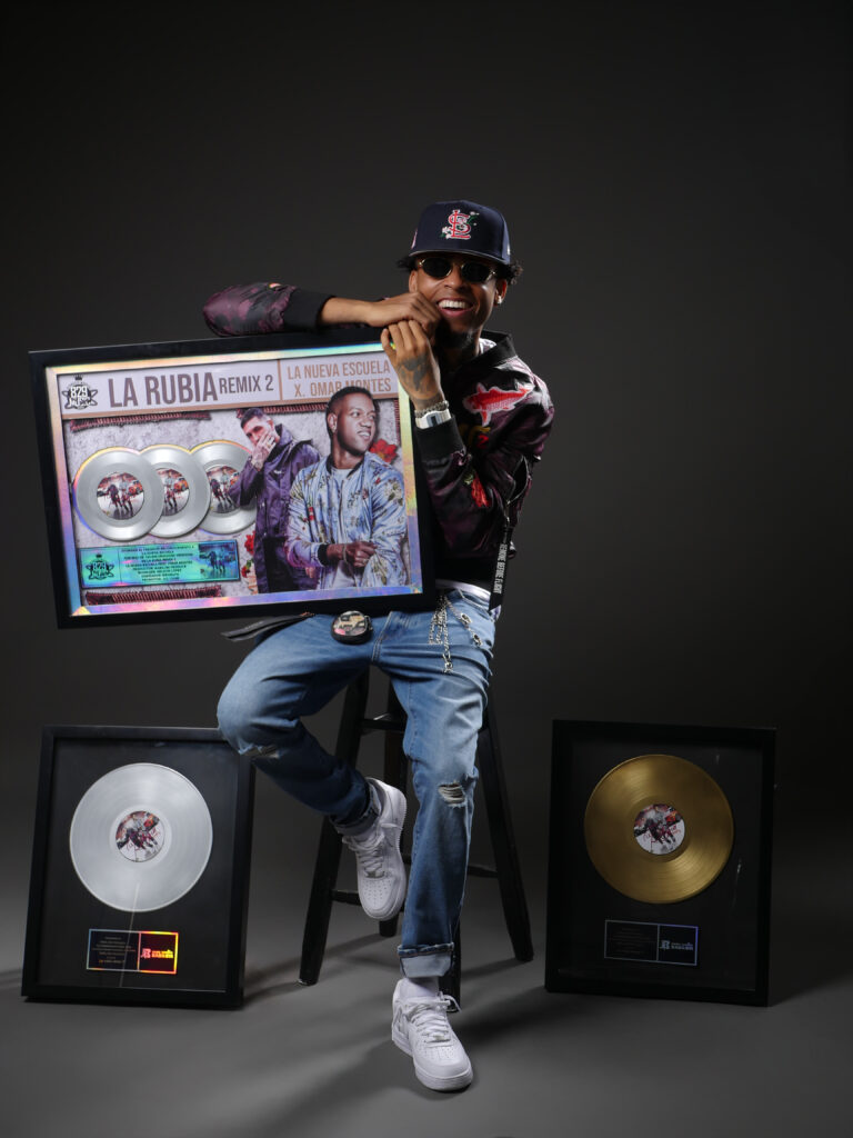 Babilom conquista la industria con “La Rubia”: Recibe Discos de Oro y Platino