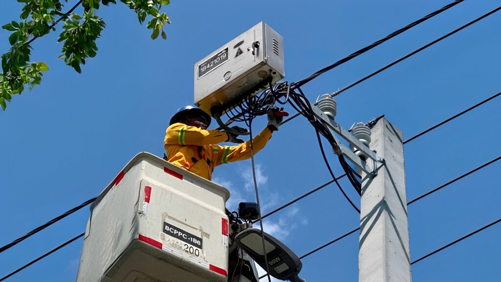 Edeeste libra batalla contra el fraude eléctrico en barrios del Gran Santo Domingo