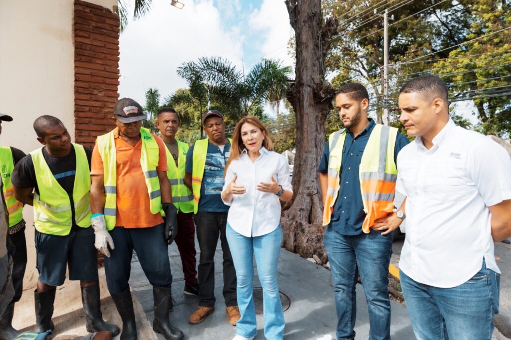 Carolina Mejía refuerza conciencia ciudadana con jornada de limpieza preventiva en Santo Domingo
