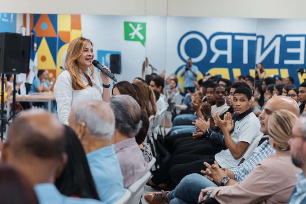 Alcaldía del DN, Cincinnatus, DUSA y Altice entregan certificados a 112 estudiantes de IA y deportes electrónicos de Centro Futuro