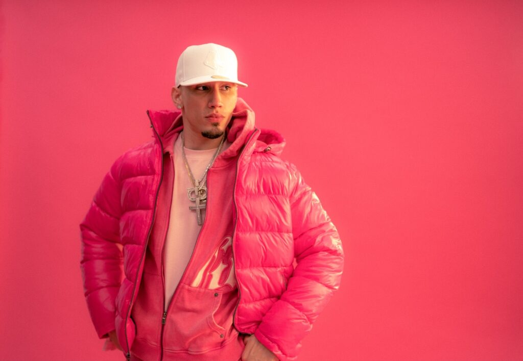 Omar Courtz aterriza en Santo Domingo con su explosivo “Primera Musa Tour”