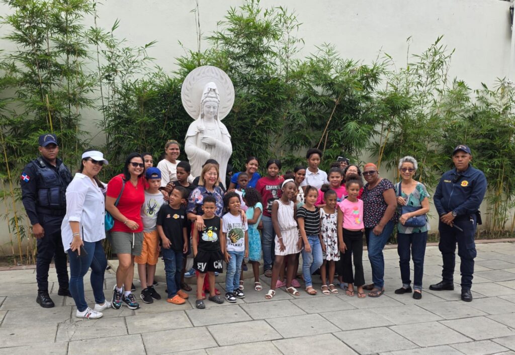 Fundación Flor para Todos entrega útiles escolares a más de un centenar de niños en el Barrio Chino