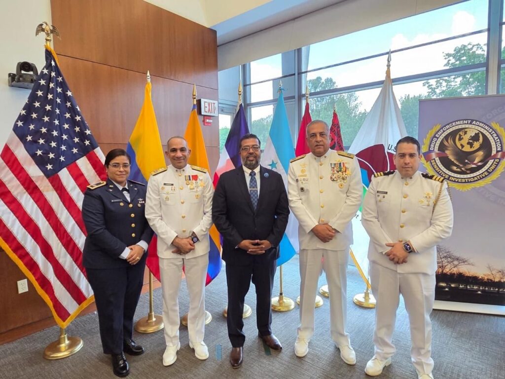Lee Ballester y Cabrera Ulloa participan como invitados especiales en graduación en academia de la DEA de los EE.UU.