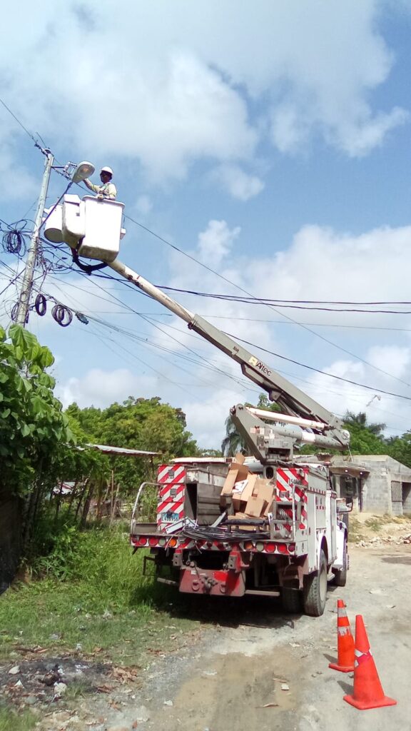 Edeeste trabaja en la normalización de averías en el circuito 3 de Villa Mella