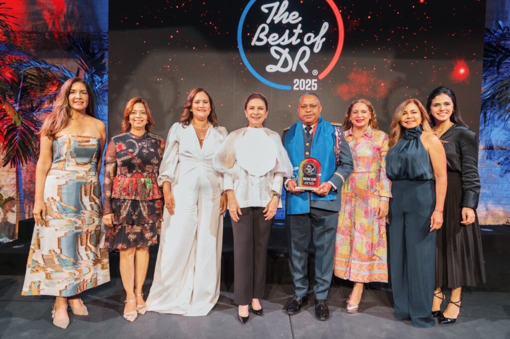 Intendente del Cuerpo de Bomberos del DN recibe premio The Best of The Best de Revista Mercado