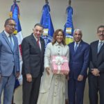Por gestiones del doctor Asjana David, la Facultad de Ciencias de la Salud reconoce a la destacada dominicana Cristina Contreras.