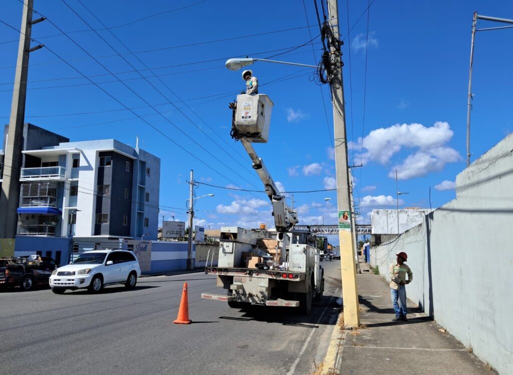 En primer semestre 2025 Edeeste puso en funcionamiento más de 15 mil luminarias