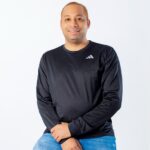 Cantautor Néstor Alduey se abre paso apostando al romanticismo, versatilidad y autenticidad.