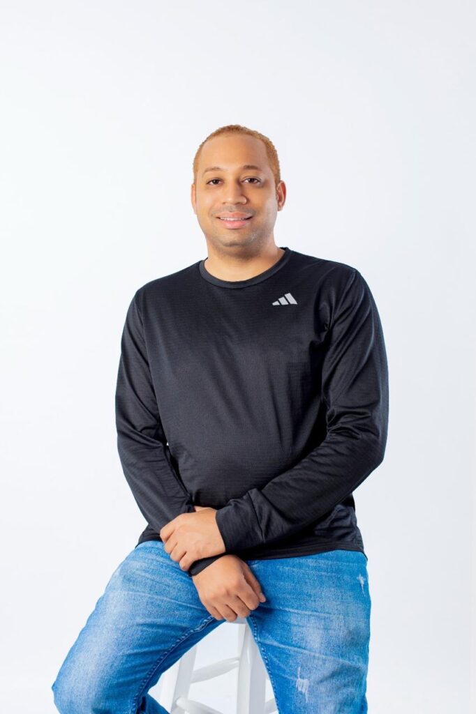 Cantautor Néstor Alduey se abre paso apostando al romanticismo, versatilidad y autenticidad.