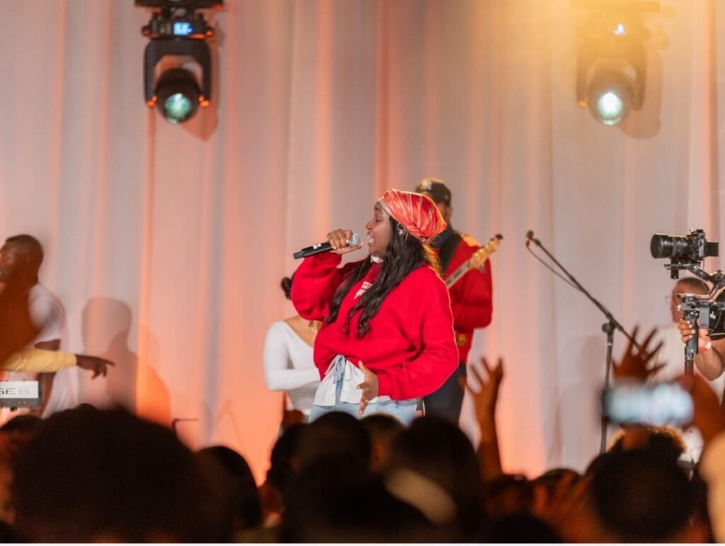 Cantante cristiana Raisa Díaz impacta con el clamor ardiente de su tema «Revela»