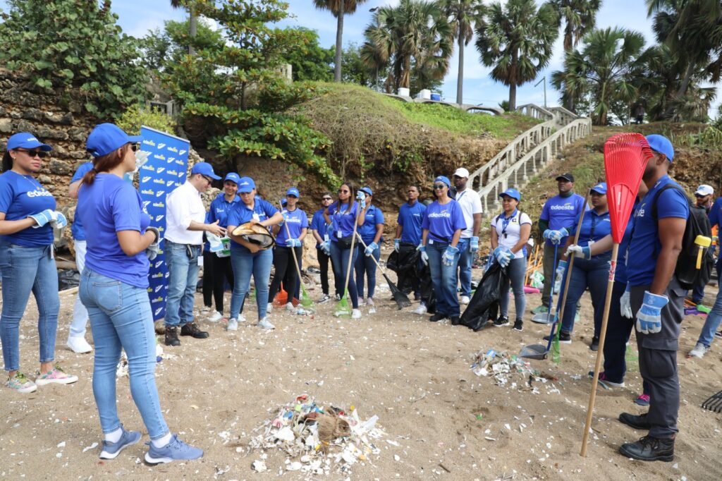 Colaboradores de Edeeste se unieron a la jornada del Día Mundial de Limpieza de Playas
