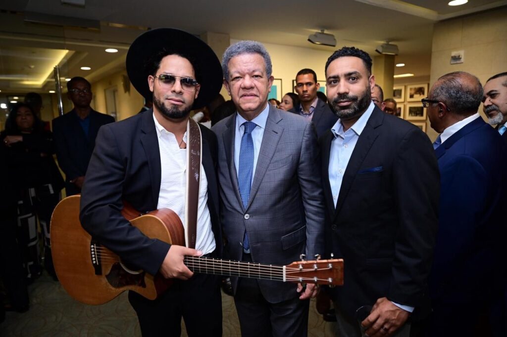 R.I.O.Z. canta en Rockefeller Center en exclusivo coctel