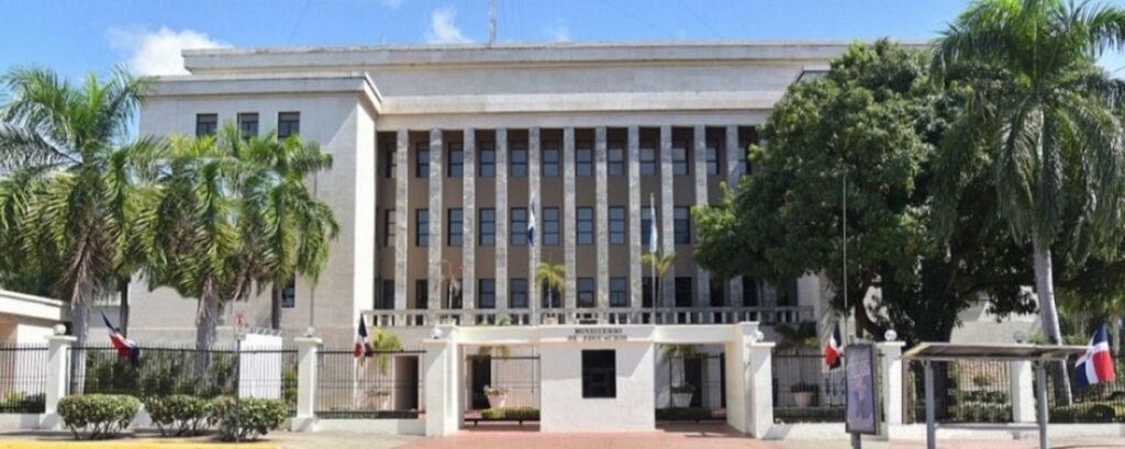 Ministro Luis Miguel De Camps impulsa nuevas medidas para garantizar transparencia en el uso de recursos para mantenimiento correctivo