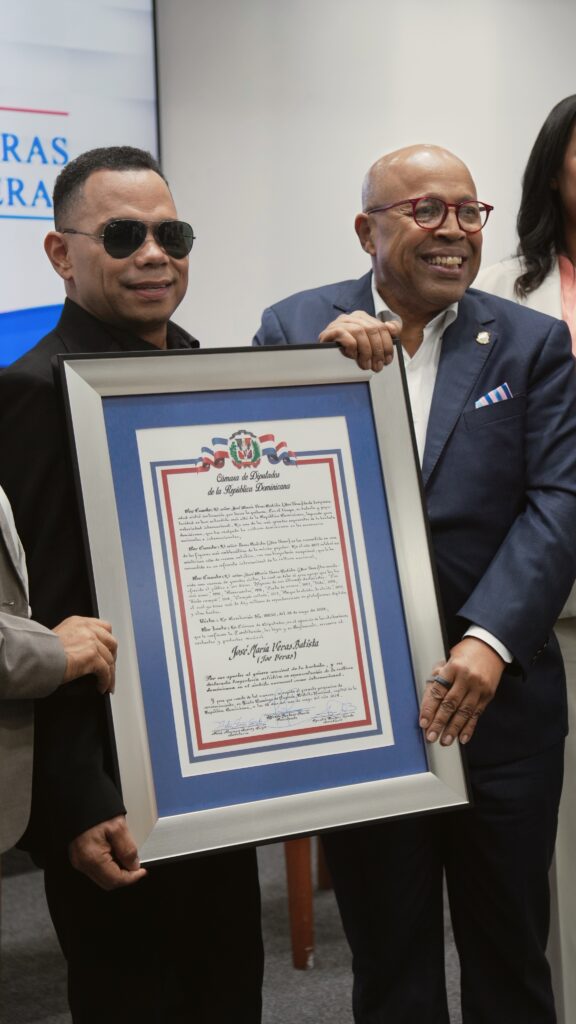 Cámara De Diputados reconoce al neurocirujano José Antonio Peguero Calzada y al cantante de bachata Joe Veras