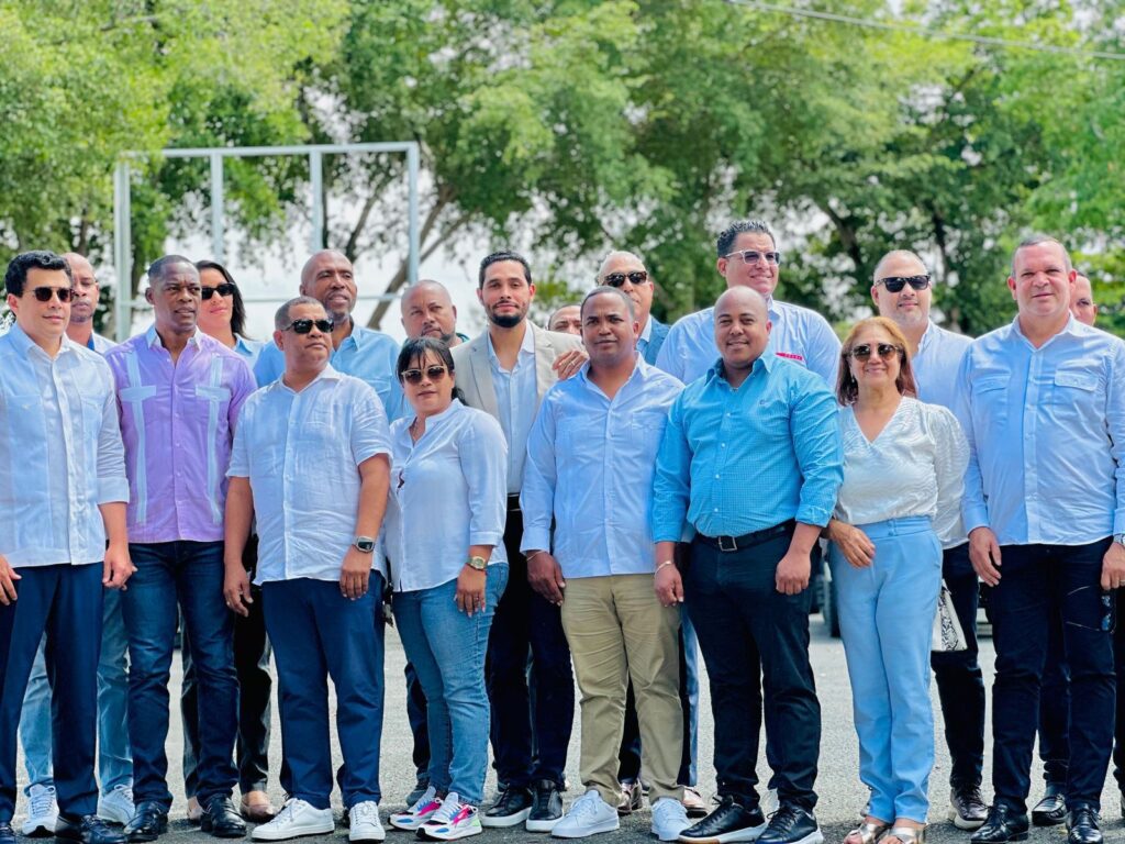 Ministro De Turismo Premia Alcalde Alexander El Hijo Del Pueblo Del Distrito Municipla La Otra Banda con un camión.