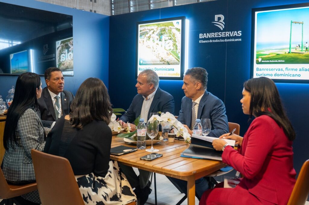 Banreservas reafirma liderazgo en inversiones turísticas en Miches tras negociaciones en Top Resa