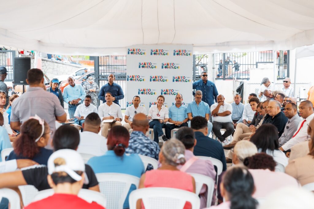 Carolina Mejía lleva soluciones al sector La Puya