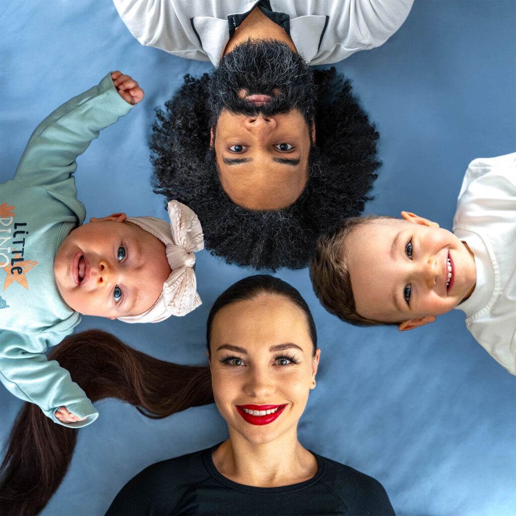 Cineasta dominicano Jonatan Pérez lleva la dominicanidad a Rusia con su proyecto familiar en redes sociales: Vibra Familiar