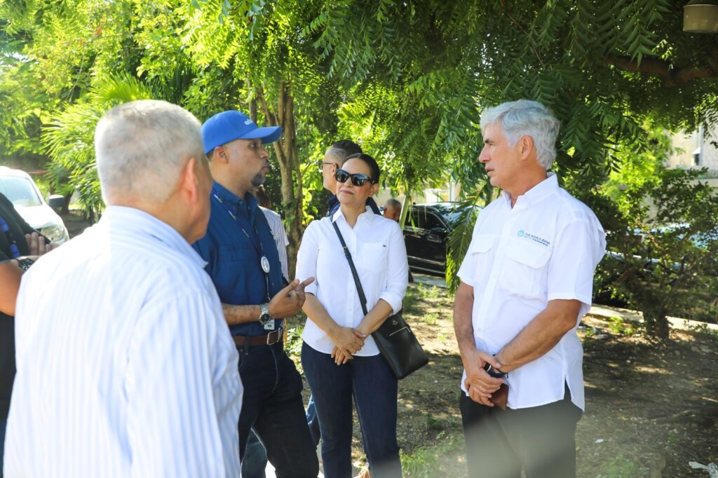 Edeeste y representantes del Banco Mundial recorren proyecto de rehabilitación de redes en Los Guaricanos