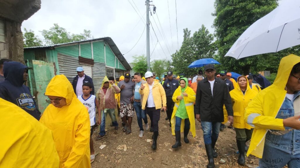 El alcalde Dío Astacio y su equipo se mantienen recorriendo los sectores del municipio ante el paso de la tormenta Melissa