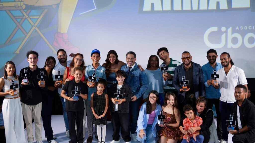 Wilson Espinosa, joven cineasta dominicano, recibe reconocimiento en SMARTFILMS Dominicana por su liderazgo y esfuerzo en el cine independiente