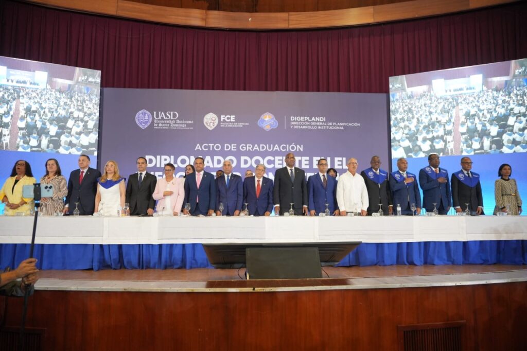 Rector de la UASD destaca compromiso docente en graduación de 2,411 profesores del Diplomado en Enfoque por Competencias