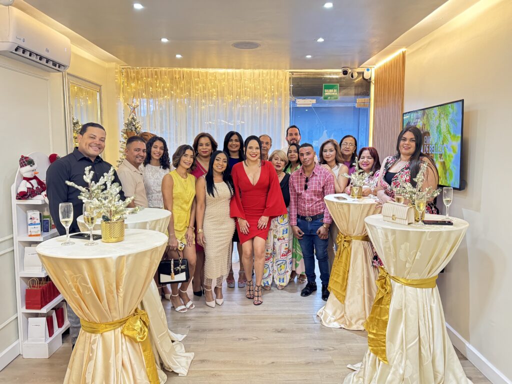 Emporio de Belleza Clinic da la bienvenida a la Navidad con un emotivo encendido de su árbol navideño