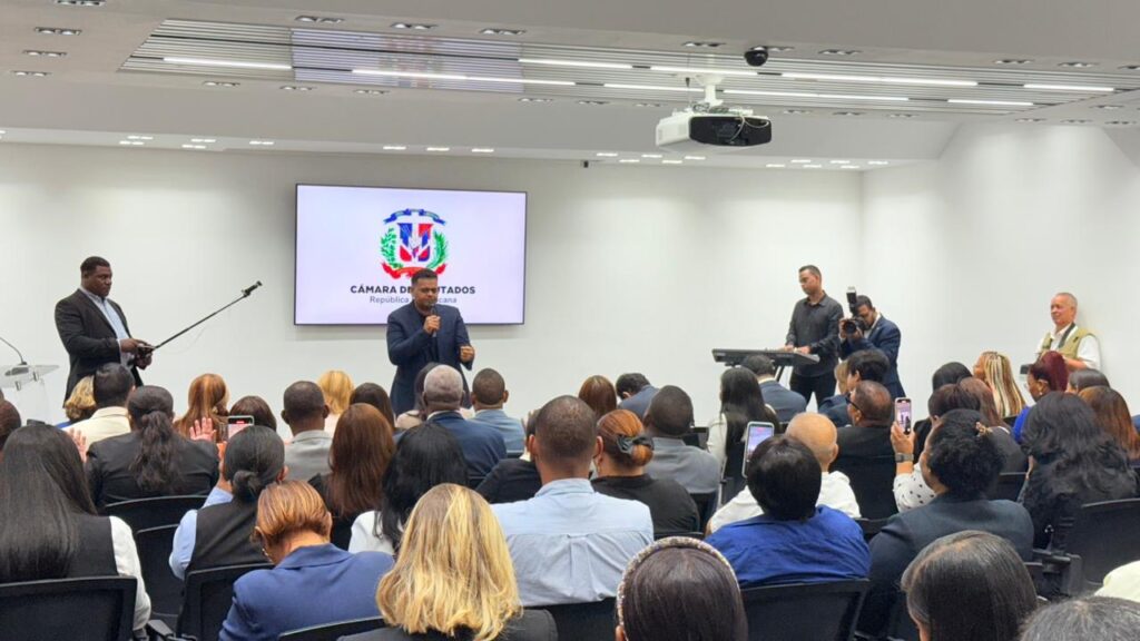 Lenny Salcedo conmueve en la Cámara de Diputados durante celebración del Mes y Día Nacional de la Biblia