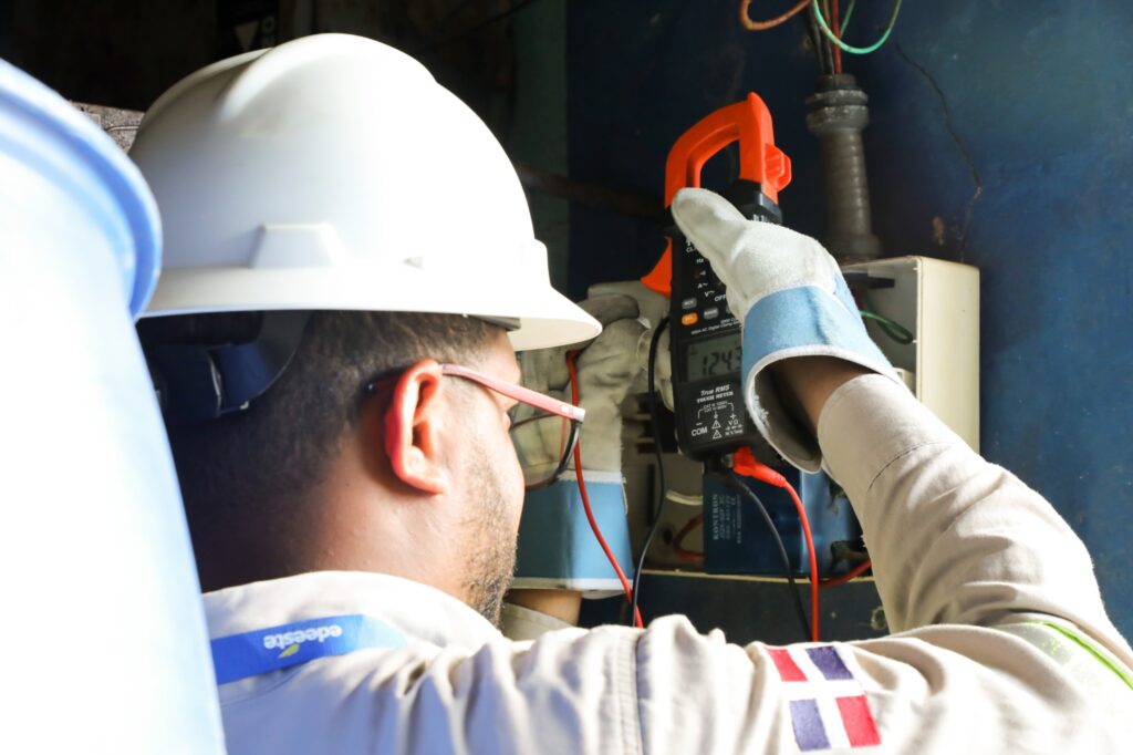 Edeeste y Pgase logran otro golpe contra las conexiones ilegales en comercios de Boca Chica