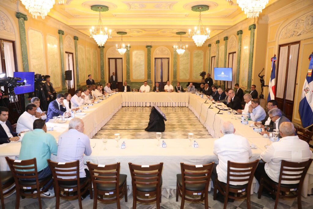 Presidente Abinader se reúne con funcionarios para continuar evaluando seguimiento a daños causados por fenómeno atmosférico Melissa