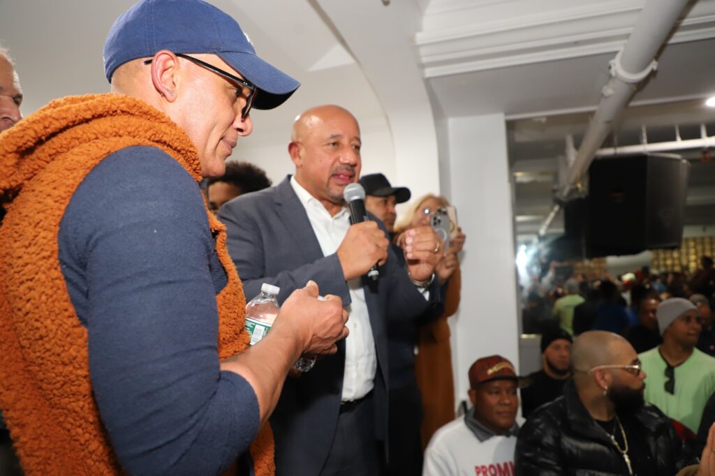 Brian DePeña logra la reelección como alcalde de Lawrence; apoyo dominicano fue clave para la victoria