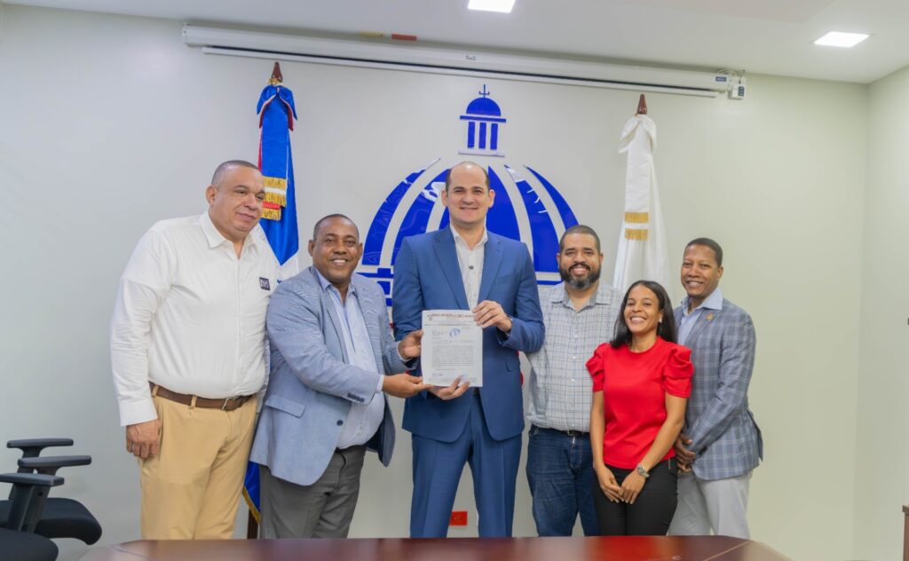 Academia Luisito Mercedes dedica torneo al director de INABIE, Adolfo Pérez