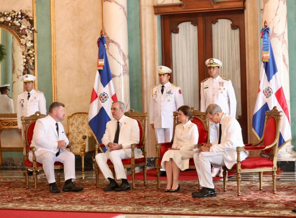 Presidente Abinader recibe siete nuevos embajadores y fortalece relaciones internacionales