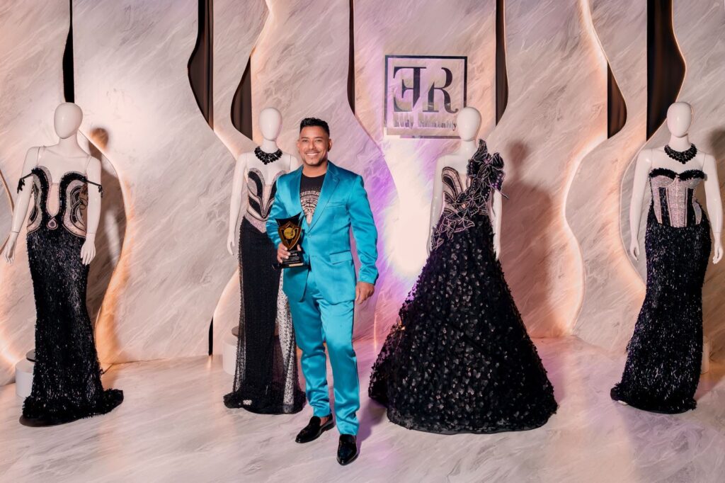 Diseñador Eddy Rambaldy presenta su colección 2025 en los Premios Fashion Top Models Internacional