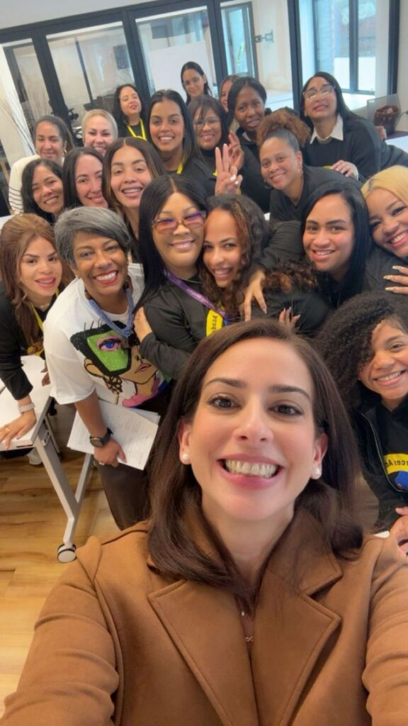 Capacitan mujeres latinas en New York para alcanzar la auto dependencia empresarial