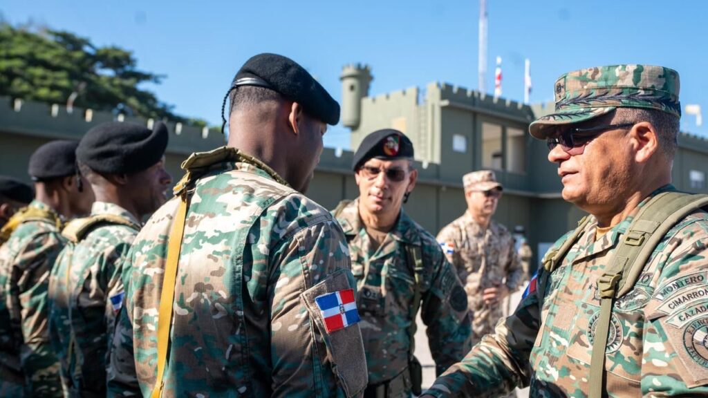 Ministro de Defensa recorre unidades del Ejército en la zona fronteriza y lleva mensaje de reconocimiento y felicitación navideña en nombre del Presidente de la República