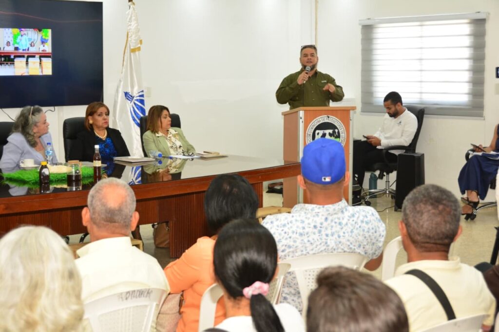 FEDA apoya el sector apícola con donación de cajas, capacitación y apoyo productivo