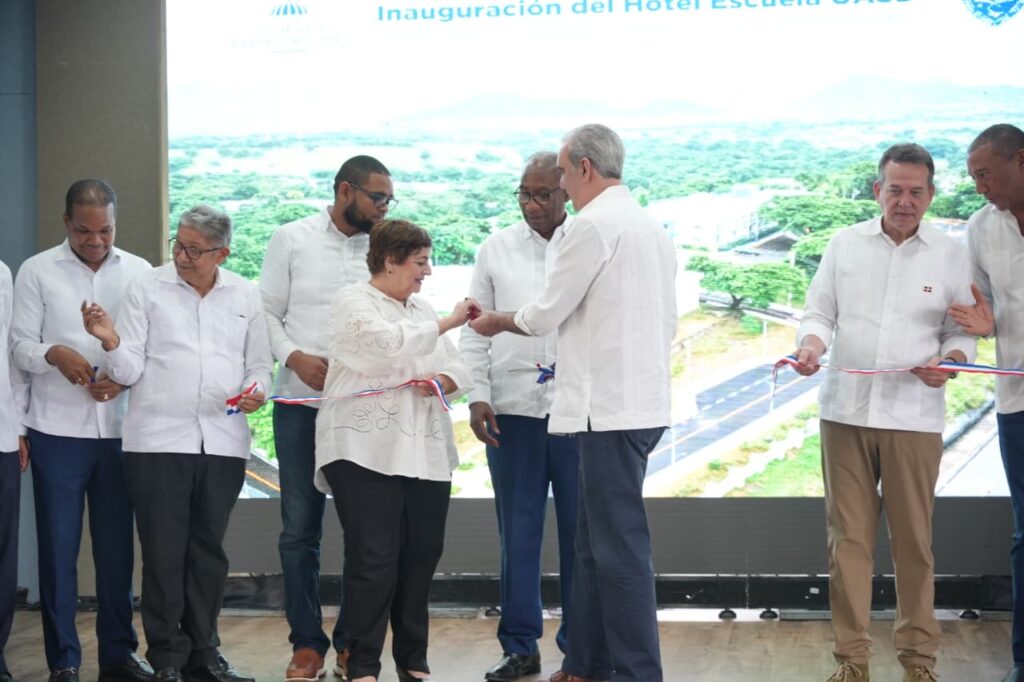 Presidente Abinader continúa expansión de la UASD