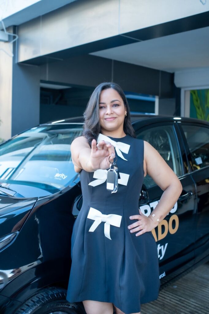 Priority Courier entrega automóvil a ganadora de su Sorteo Dorado 2025