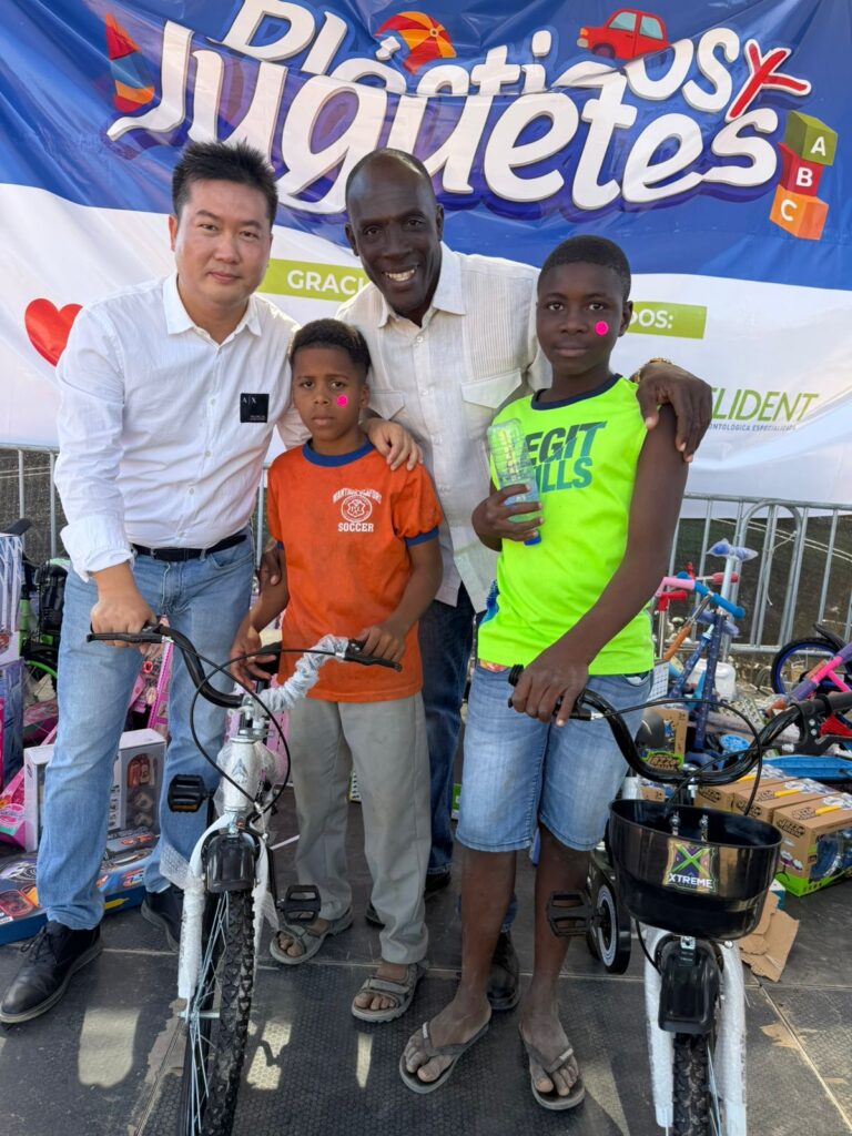 Mars Wang respalda jornada solidaria del Día de Reyes que llena de sonrisas a niños de La Romana