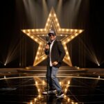 Néstor Alduey lanza video oficial de “No aprieten el botón”, un merengue bailable con humor y mensaje social