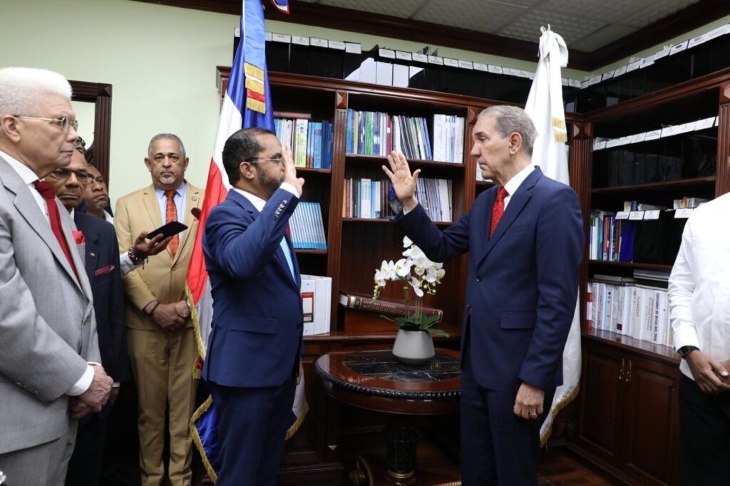 Toma posesión nuevo rector del ITLA