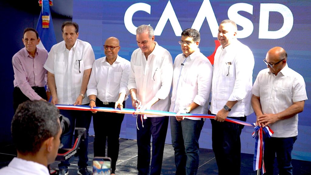 Presidente Abinader y director de la CAASD entregan saneada cañada Los Peralejos