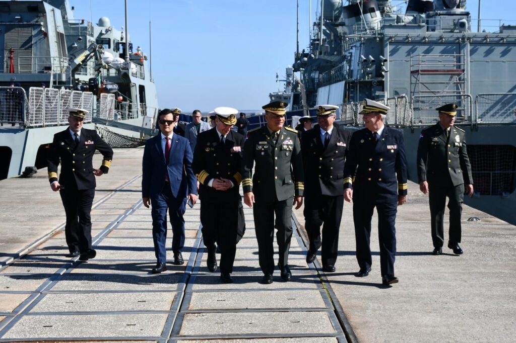 Ministro de Defensa visita base naval portuguesa y recorre patrullero de altura Clase “Tejo”