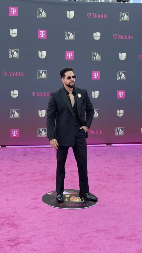 Salsero Lemar también sorprendió en la alfombra de Premio Lo Nuestro