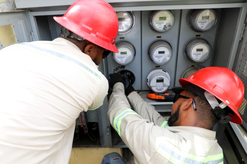 Edeeste intensifica acciones de normalización y desconexiones ilegales en sectores de SDE