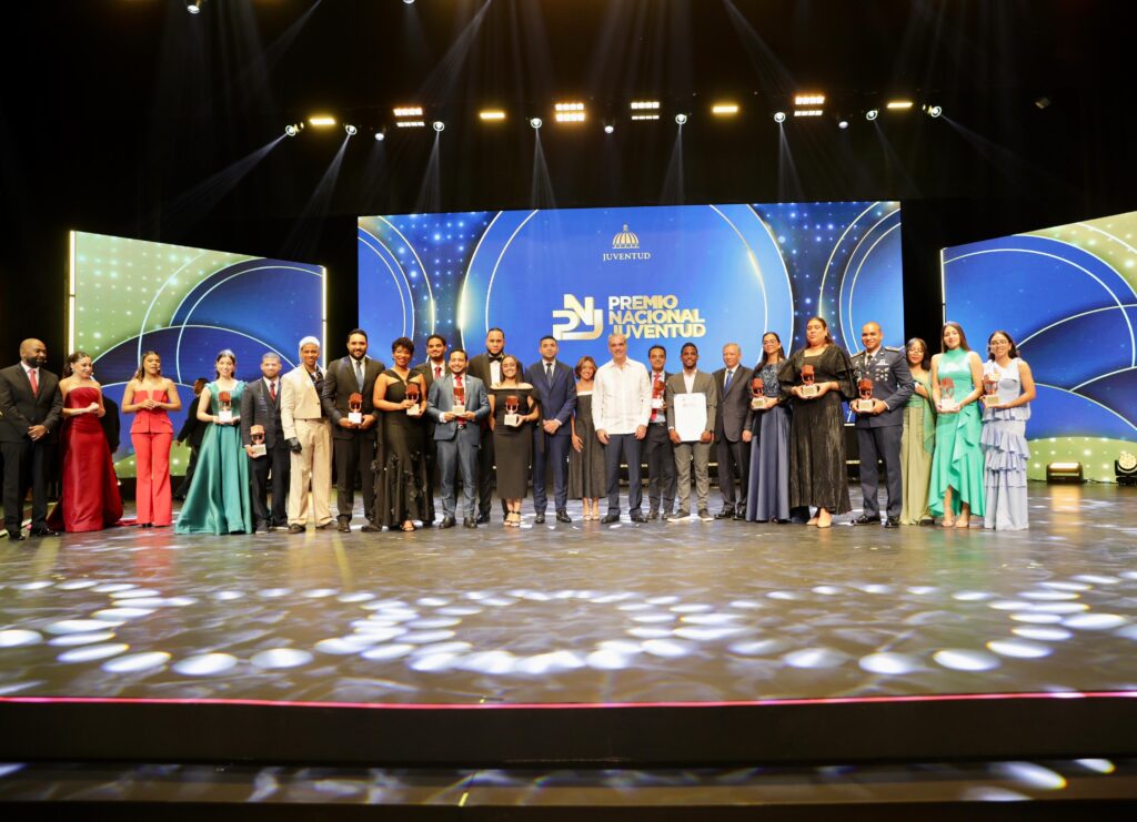 Jóvenes que inspiran: Presidente Abinader premia al Grupo Apolo 27 del Intec, referente de innovación, talento y futuro STEAM