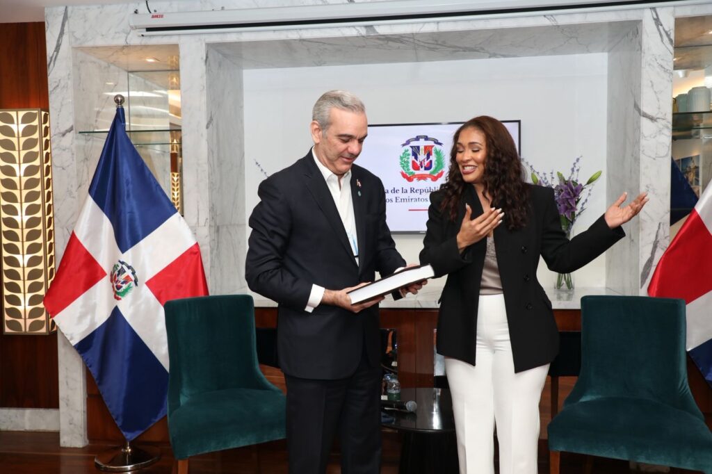Presidente Abinader comparte con la comunidad dominicana en Emiratos Árabes Unidos