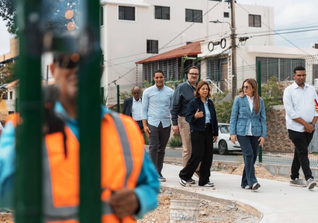 Carolina continúa recorrido por obras del Distrito Nacional