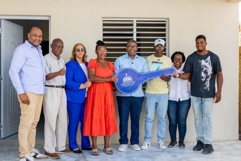 Propeep entrega vivienda remozada y equipada a familia de escasos recursos afectada por incendio en San Cristóbal